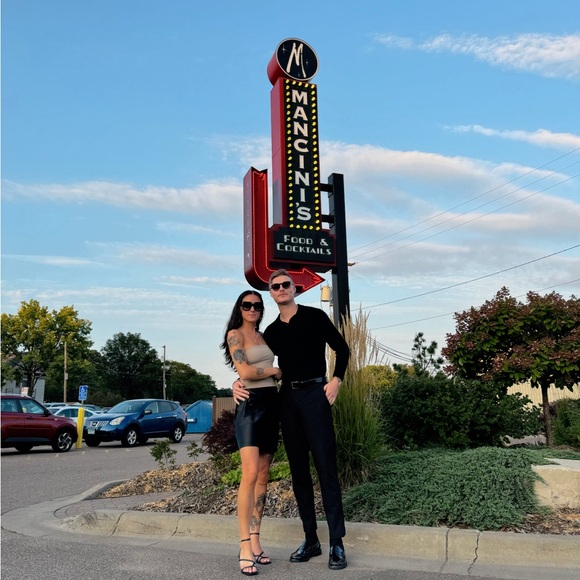 Welcome to our closet✨ - Picture 2 of 10